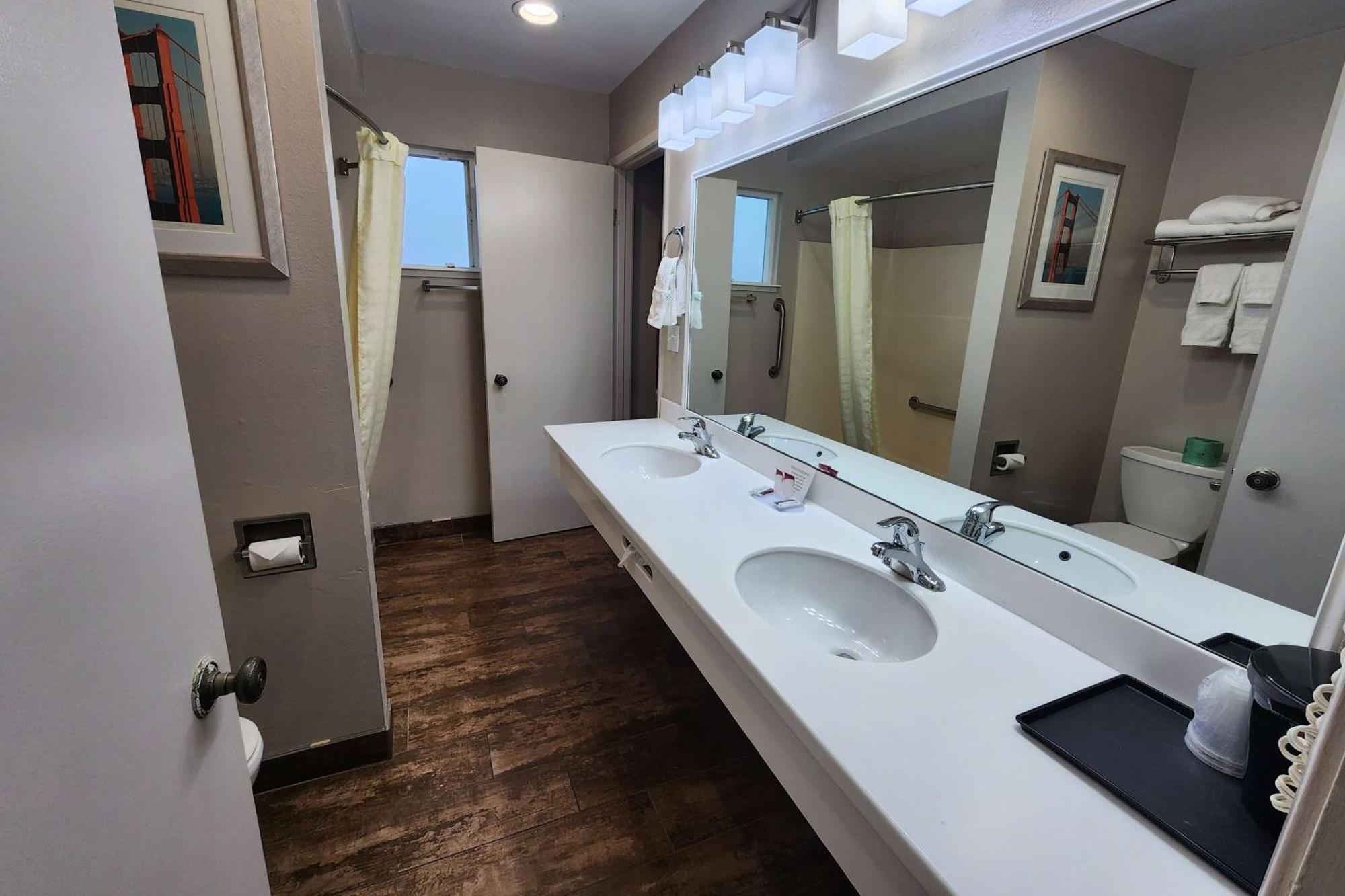 Ramada Bayside Inn & Suites ยูเรกา ภายนอก รูปภาพ