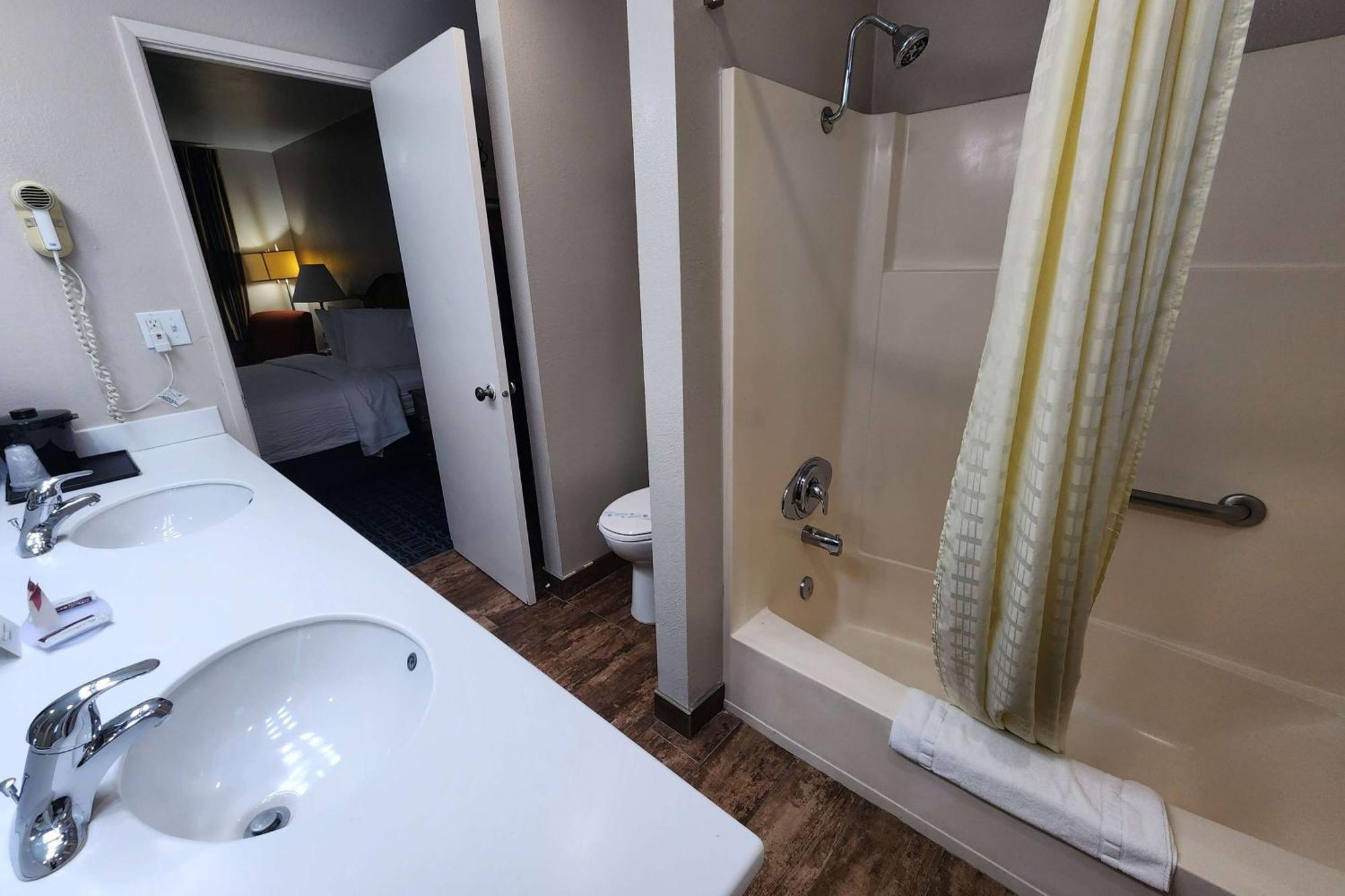 Ramada Bayside Inn & Suites ยูเรกา ภายนอก รูปภาพ